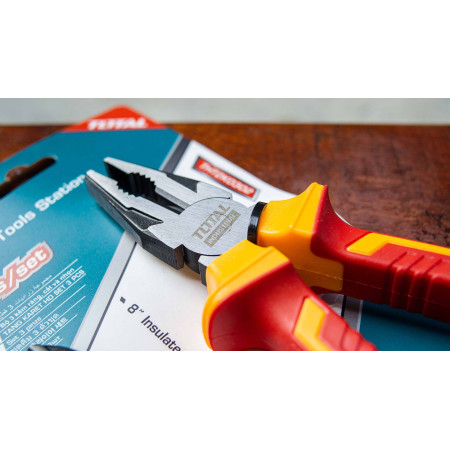 Набор шарнирно-губцевого диэлектрического инструмента TOTAL THT2K0302 (3 шт) Набор шарнирно-губцевого диэлектрического инструмента TOTAL THT2K0302 (3 шт)